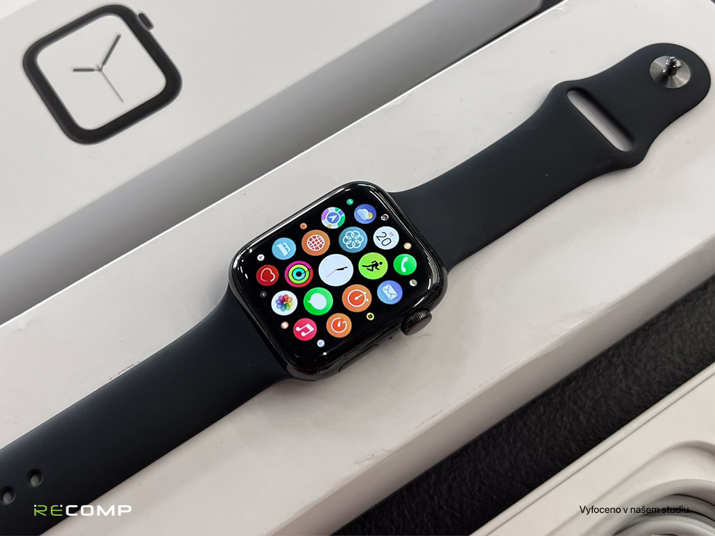Apple_Watch_4_44mm_spaceblack_Recomp_studio_02